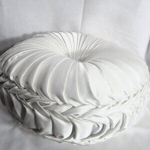 J QUEEN NEW YORK WHITE TUFFTED DECORATIVE PILLOW 14" ACROSS + 6 THICK org $150